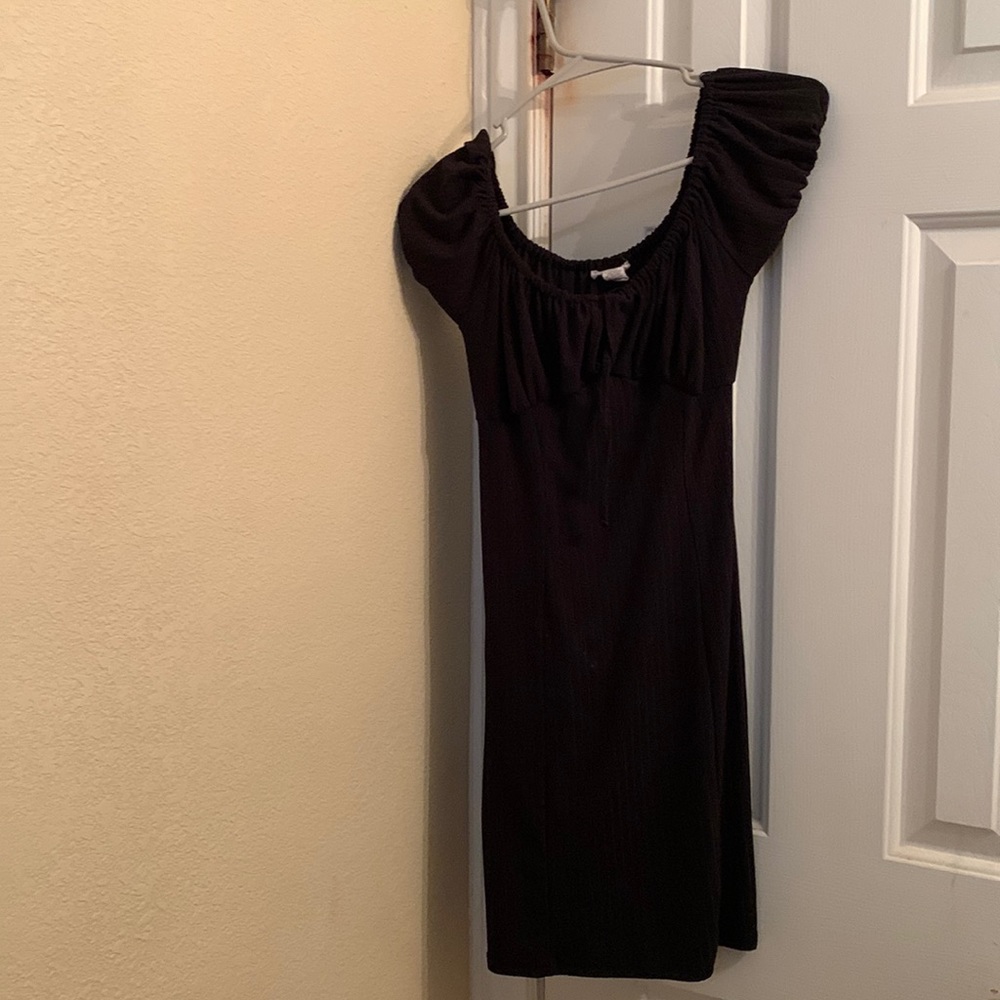 I’m selling on black and Burgundy dress they are off the shoulder
